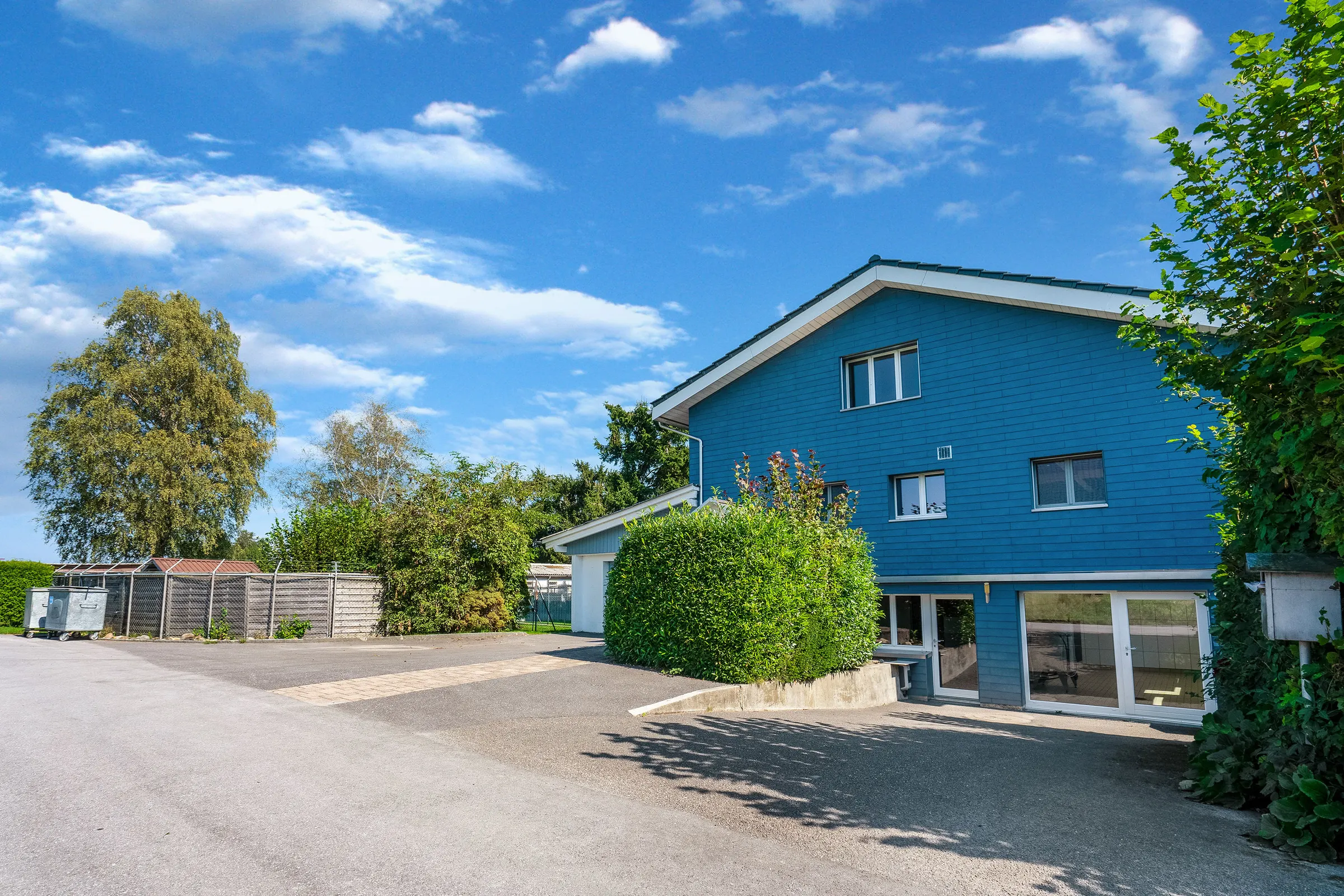 Das blaue Haus der Pension mit Garten